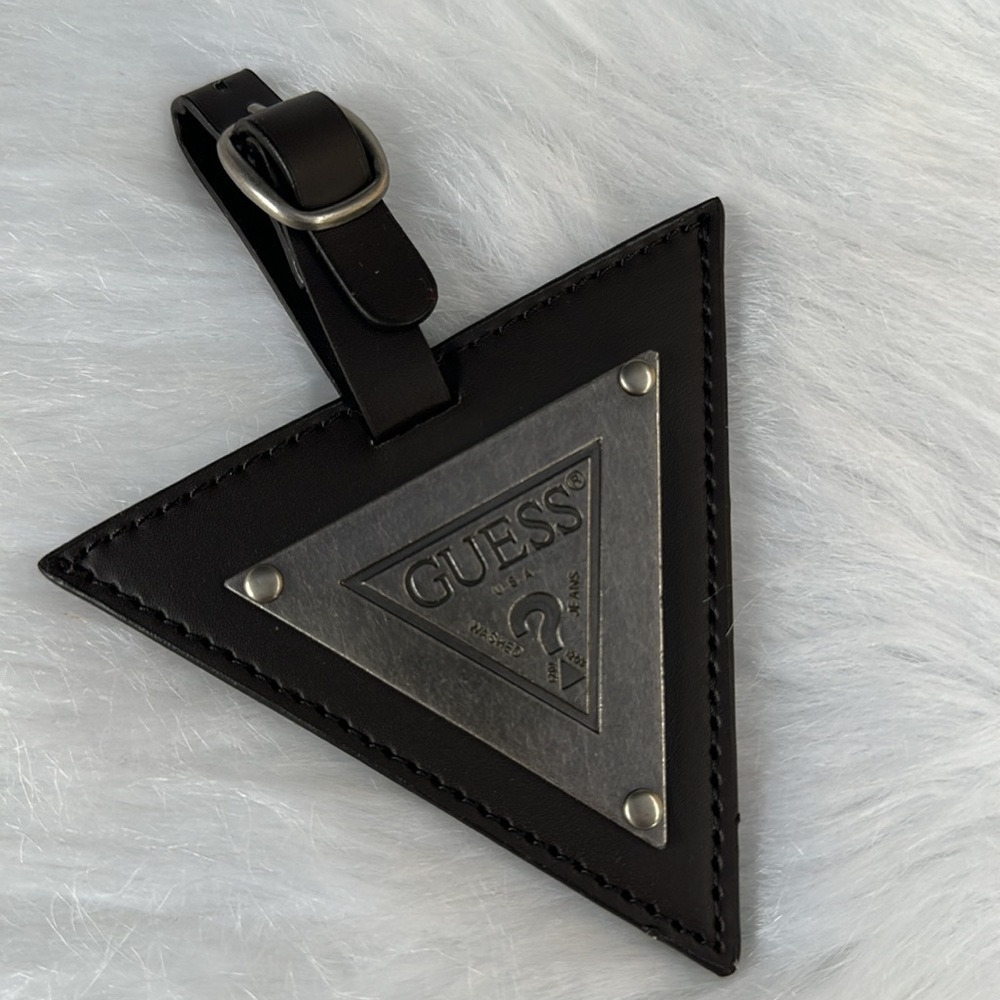 New GUESS Triangle Key Ring - Picture 2 of 4
